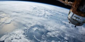 SpaceX 獵鷹九號上半節撞擊月球,NASA 公布約 18 米隕石坑影像